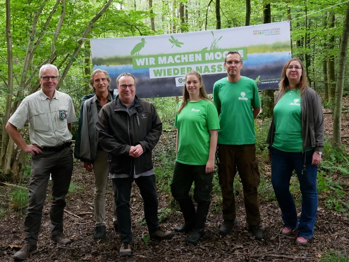 Stephan Schütte (Regionalforstamt), Holger Sticht (BUND), Oliver Krischer (Minister), Alina Schulz, Dr. Martin Grund, Diana Kann (BUND-Moorteam)