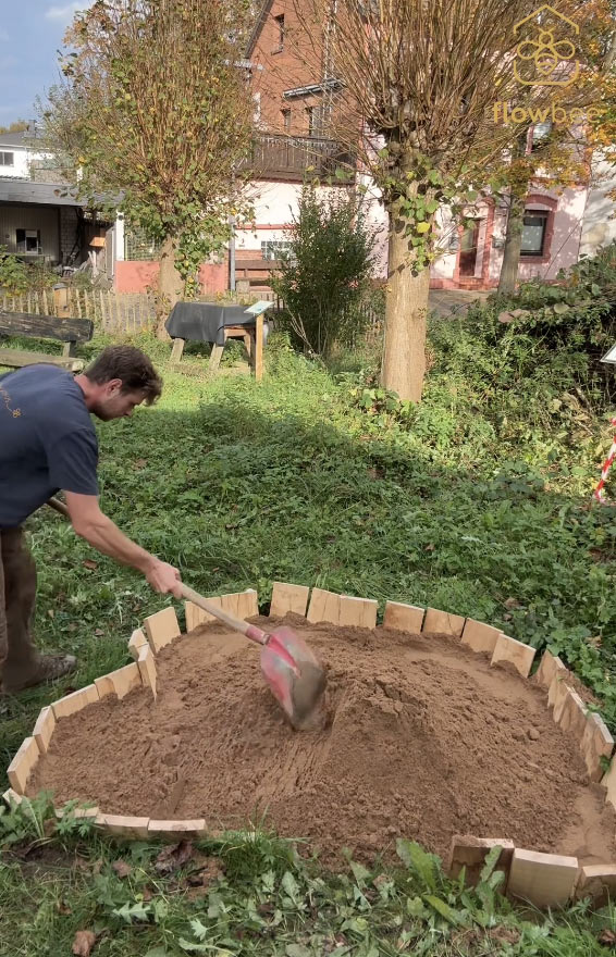 Flo (FlowBee) befüllt das Sandarium